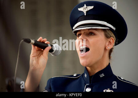 PEARL HARBOR (déc. 7, 2017) Le s.. Courtney Clifford chante l'hymne national lors d'une cérémonie de présentation du prix de l'Étoile de bronze sur le USS Arizona Memorial pendant le 76e anniversaire des événements de l'attaque sur Pearl Harbor et d'Oahu Pearl at Joint Base Harbor-Hickam. La 76e commémoration, co-organisé par l'armée américaine, le National Park Service et de l'état d'Hawaï, à condition que les anciens combattants, les membres de la famille, les membres de la communauté et la possibilité de rendre hommage aux sacrifices consentis par ceux qui étaient présents le 7 décembre 1941, ainsi que dans tout le théâtre du Pacifique. Depuis les attentats, les États-Unis et J Banque D'Images