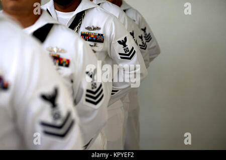 PEARL HARBOR (déc. 7, 2017) Maître de Mates sur Pearl Harbor recueillir sur le USS Arizona Memorial pour Premier maître de Manœuvre Joseph L. George's Bronze Star Award cérémonie durant le 76e anniversaire des événements de l'attaque sur Pearl Harbor et d'Oahu Pearl at Joint Base Harbor-Hickam. La 76e commémoration, co-organisé par l'armée américaine, le National Park Service et de l'état d'Hawaï, à condition que les anciens combattants, les membres de la famille, les membres de la communauté et la possibilité de rendre hommage aux sacrifices consentis par ceux qui étaient présents le 7 décembre 1941, ainsi que dans tout le théâtre du Pacifique. Depuis les attaques, Banque D'Images