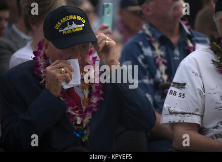 PEARL HARBOR (déc. 7, 2017) Pearl Harbor survivor Donald Stratton jette une larme sur la mémoire de son sauveteur Premier maître de Manœuvre Joseph L. George George's au cours de la cérémonie de remise du prix de l'Étoile de bronze posthume à bord du USS Arizona Memorial pendant le 76e anniversaire des événements de l'attaque sur Pearl Harbor et d'Oahu Pearl at Joint Base Harbor-Hickam. La 76e commémoration, co-organisé par l'armée américaine, le National Park Service et de l'état d'Hawaï, à condition que les anciens combattants, les membres de la famille, les membres de la communauté et la possibilité de rendre hommage aux sacrifices consentis par ceux qui étaient présents le 7 décembre 1941, Banque D'Images
