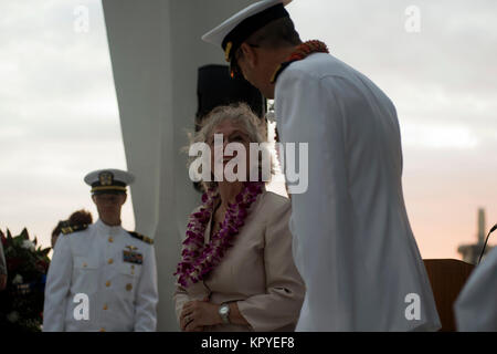 PEARL HARBOR (déc. 7, 2017) Arrière Adm. Matthew J. Carter parle avec le Premier maître de Manœuvre Joseph L. George's daughter, JoeAnn Taylor, George au cours Étoile de bronze posthume cérémonie de remise des prix sur le USS Arizona Memorial pendant le 76e anniversaire des événements de l'attaque sur Pearl Harbor et d'Oahu Pearl at Joint Base Harbor-Hickam. La 76e commémoration, co-organisé par l'armée américaine, le National Park Service et de l'état d'Hawaï, à condition que les anciens combattants, les membres de la famille, les membres de la communauté et la possibilité de rendre hommage aux sacrifices consentis par ceux qui étaient présents le 7 décembre 1941, ainsi que throughou Banque D'Images