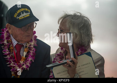PEARL HARBOR (déc. 7, 2017) Premier maître de Manœuvre Joseph L. George's daughter, JoeAnn Taylor, spectacles Pearl Harbor survivant de son père Donald Stratton Star Award de bronze sur le USS Arizona Memorial pendant le 76e anniversaire des événements de l'attaque sur Pearl Harbor et d'Oahu Pearl at Joint Base Harbor-Hickam. La 76e commémoration, co-organisé par l'armée américaine, le National Park Service et de l'état d'Hawaï, à condition que les anciens combattants, les membres de la famille, les membres de la communauté et la possibilité de rendre hommage aux sacrifices consentis par ceux qui étaient présents le 7 décembre 1941, ainsi que dans tout le Pacifique thea Banque D'Images