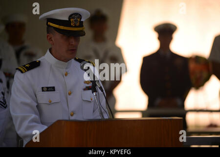 PEARL HARBOR (déc. 7, 2017) Le lieutenant J.G. Matthieu parle Previts posthume lors de la cérémonie de remise des prix de l'Étoile de bronze pour Premier maître de Manœuvre Joseph L. George sur le USS Arizona Memorial pendant le 76e anniversaire des événements de l'attaque sur Pearl Harbor et d'Oahu Pearl at Joint Base Harbor-Hickam. La 76e commémoration, co-organisé par l'armée américaine, le National Park Service et de l'état d'Hawaï, à condition que les anciens combattants, les membres de la famille, les membres de la communauté et la possibilité de rendre hommage aux sacrifices consentis par ceux qui étaient présents le 7 décembre 1941, ainsi que dans tout le théâtre du Pacifique. Depuis le à Banque D'Images