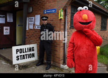 Examen de l'année 2017 : Juin : La police et un homme habillé comme Elmo en dehors d'un bureau de vote dans le village de Sonning, Berkshire, où le premier ministre Theresa Mai et son mari Philip devraient exercer leur droit de vote. Banque D'Images