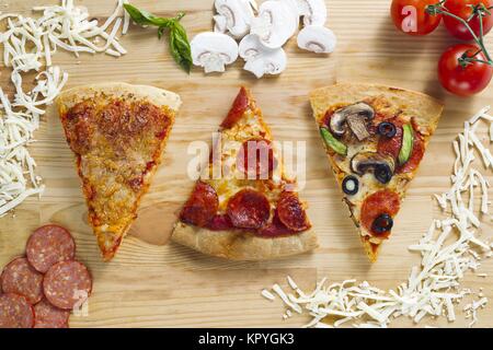 Pizza aux champignons tomates et tranches de jambon sur la surface du bois Banque D'Images