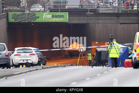 La scène d'un accident de véhicule à l'entrée du tunnel sous Lee Bank Middleway, près de l'Edgbaston, à la jonction de Bristol Road, à Birmingham, qui a fait six morts et un septième gravement blessé. Banque D'Images