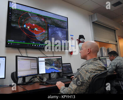 Tech. Le Sgt. Peter Radosevich, 234e Escadron de soutien de mission imagerie superviseur, coordonne des animations vidéo Analyse de l'incendie, Thomas le 11 décembre 2017, à Beale Air Force Base, en Californie. Les membres de la Garde nationale aérienne à partir de la 195e de renseignement, de surveillance et de reconnaissance ont été Groupe de soutien d'imagerie aérienne à offrir des services d'incendie à combattre les incendies en Californie du Sud. (U.S. Air Force Banque D'Images