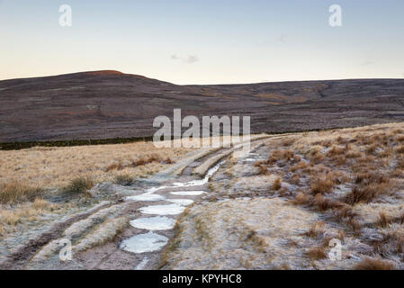 Le Chemin du serpent sur les collines au-dessus de foin, Derbyshire sur un froid matin d'hiver. Une marche populaire dans le parc national de Peak District. Banque D'Images