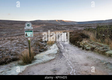 Le Chemin du serpent sur les collines au-dessus de foin, Derbyshire sur un froid matin d'hiver. Une marche populaire dans le parc national de Peak District. Banque D'Images