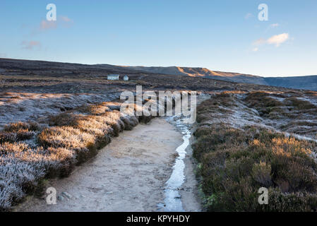 Le Chemin du serpent sur les collines au-dessus de foin, Derbyshire sur un froid matin d'hiver. Une marche populaire dans le parc national de Peak District. Banque D'Images