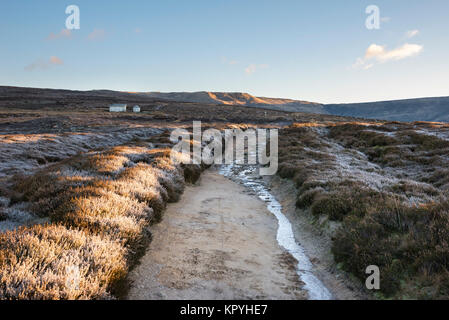 Le Chemin du serpent sur les collines au-dessus de foin, Derbyshire sur un froid matin d'hiver. Une marche populaire dans le parc national de Peak District. Banque D'Images