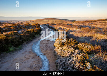 Le Chemin du serpent sur les collines au-dessus de foin, Derbyshire sur un froid matin d'hiver. Une marche populaire dans le parc national de Peak District. Banque D'Images