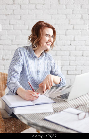 Femme d'affaires moderne heureux au bureau Banque D'Images