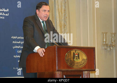 Jon Wilks, ambassadeur britannique en Iraq, fournit ses remarques au cours de la troisième Conférence internationale pour lutter contre la propagande et l'idéologie Daesh au Gîte du premier ministère à Bagdad, l'Iraq, le 13 décembre 2017. La conférence a accueilli des diplomates de différents pays et de distingués visiteurs de la part du gouvernement de l'Iraq, le United States Central Command, le Combined Joint Task Force - fonctionnement et la détermination inhérente des Forces conjointes de la composante terrestre - fonctionnement inhérentes à résoudre, dans renforcer la stature d'opérations d'information et présenter des experts régionaux et internationaux Banque D'Images