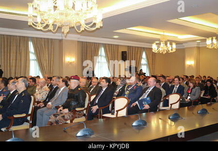 Les participants à l'écoute au cours de la troisième Conférence internationale pour lutter contre la propagande et l'idéologie Daesh au Gîte du premier ministère à Bagdad, l'Iraq, le 13 décembre 2017. La conférence a accueilli des diplomates de différents pays et de distingués visiteurs de la part du gouvernement de l'Iraq, le United States Central Command, le Combined Joint Task Force - fonctionnement et la détermination inhérente des Forces conjointes de la composante terrestre - fonctionnement inhérentes à résoudre, dans renforcer la stature d'opérations d'information et présenter des experts régionaux et internationaux dans le domaine. (U.S. Army Banque D'Images