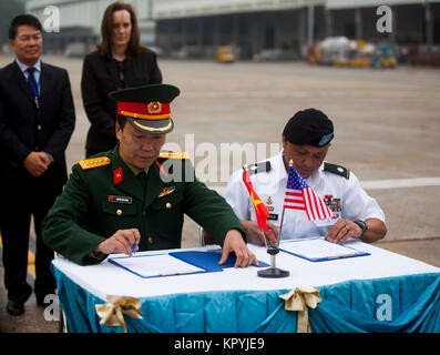 Haut Colonel Nguyen Huu Luong, Armée du peuple du Vietnam, signes de paperasse qui confirme une mutation latérale du reste du service américain des membres qui ont péri pendant la guerre du Vietnam au lieutenant-colonel de l'armée américaine Pajimula Romel, Défense POW/MIA Agence Comptable (DPAA) Cérémonie au Vietnam, le 13 décembre 2017. La cérémonie de rapatriement est réalisé afin de retourner le reste des membres de l'armée américaine qui ont péri pendant la guerre du Vietnam. La mission de DPAA est de fournir le plus possible notre personnel manquant à leurs familles et à la nation. (U.S. Army Banque D'Images