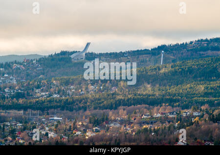 Général, vue à longue distance de saut à ski Holmenkollen centre avec Holmenkollbakken Holmenkollen et Chapell, juste avant la saison de ski. Banque D'Images