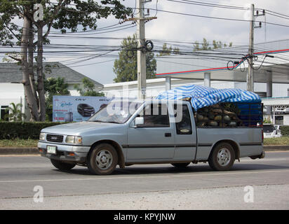 CHIANG MAI, THAÏLANDE - 28 NOVEMBRE 2017 : un vieux pick-up Isuzu. Sur road no.1001 à 8 km de la ville de Chiangmai. Banque D'Images