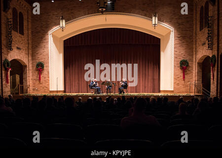 L'Armée de l'air de l'ouest de la bande de fréquences de l'ensemble de vents effectue un concert à Akin Auditorium de Midwestern State University le 13 décembre 2017. Le groupe a réalisé en cinq pièces des chants de Noël traditionnels ainsi que des favoris tels que 'Frosty the Snowman", mais avec une torsion. (U.S. Air Force Banque D'Images