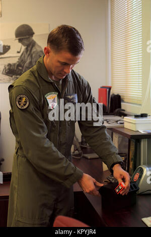 Le capitaine Christopher R. Preusser, le Marine Aircraft Group (MAG) 11 Agent de sécurité aérienne, a conçu une station d'accueil recharge rapide avec 12 ports de charge qui utilisent un seul câble pour vous connecter à une source d'alimentation. C'est semblable à la forme ou la conception d'un bloc moteur. La station d'est imprimé à l'envers, et le chargeur est l'une seule pièce avec 12 petits cordons USB intérieur tissé et lié à sa chambre particulière. Preusser a imprimé six stations d'accueil qui sont actuellement utilisées par tous les escadrons le long de la Marine Corps Air Station Miramar, Californie, ligne de vol. Banque D'Images