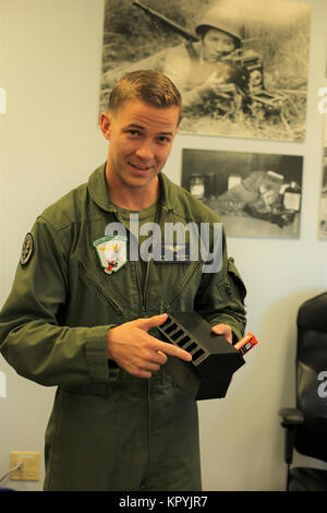 Le capitaine Christopher R. Preusser, le Marine Aircraft Group (MAG) 11 Agent de sécurité aérienne, a conçu une station d'accueil recharge rapide avec 12 ports de charge qui utilisent un seul câble pour vous connecter à une source d'alimentation. C'est semblable à la forme ou la conception d'un bloc moteur. La station d'est imprimé à l'envers, et le chargeur est l'une seule pièce avec 12 petits cordons USB intérieur tissé et lié à sa chambre particulière. Preusser a imprimé six stations d'accueil qui sont actuellement utilisées par tous les escadrons le long de la Marine Corps Air Station Miramar, Californie, ligne de vol. Banque D'Images