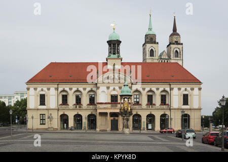 Alte Rathaus (Ancien hôtel de ville) et le Magdeburger Reiter (Magdeburg Rider) à Magdebourg, Saxe-Anhalt, Allemagne. Sankt-Johannis-Kirche (Saint John's Church) est vu dans l'arrière-plan. Banque D'Images