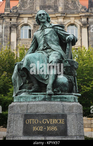 Monument à chercheur allemand Otto von Guericke par sculpteur allemand Carl Friedrich Echtermeier (1907) à Magdebourg en Saxe-Anhalt, Allemagne. Banque D'Images