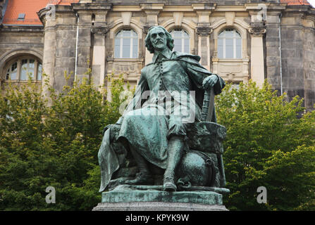 Monument à chercheur allemand Otto von Guericke par sculpteur allemand Carl Friedrich Echtermeier (1907) à Magdebourg en Saxe-Anhalt, Allemagne. Banque D'Images