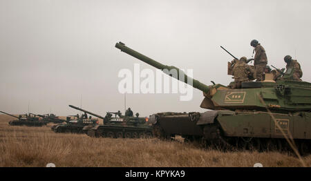 M1A2 Abrams tank les équipages du 1er Bataillon, 18e Régiment d'infanterie, 2e Brigade blindée, l'équipe de combat de la 1ère Division d'infanterie, de Fort Riley, Kansas, se préparer à mener des exercices de tir réel avec TR-85 roumain de réservoirs 1ère compagnie, 284e Bataillon, 282e Brigade mécanisée, Galati, Roumanie Le 14 décembre 2017 à Galati, en Roumanie, Galati. La formation a servi de capstone pour une formation de deux semaines événement appelé fureur du Danube. (U.S. Army Banque D'Images