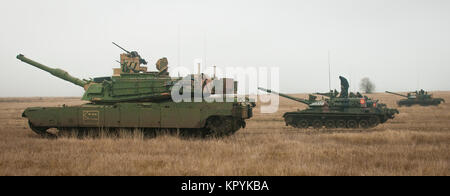 Un M1A2 Abrams tank du 1er Bataillon, 18e Régiment d'infanterie, 2e Brigade blindée, l'équipe de combat de la 1ère Division d'infanterie, de Fort Riley, Kansas, effectue des exercices de tir réel avec TR-85 roumain de réservoirs 1ère compagnie, 284e Bataillon, 282e Brigade mécanisée, Galati, Roumanie Le 14 décembre 2017 à Galati, en Roumanie, Galati. La formation a été la pierre de faîte pour les deux semaines de l'événement de formation appelé fureur du Danube. (U.S. Army Banque D'Images