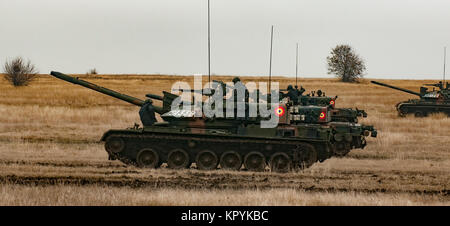 TR-85 roumain les tanks de 1ère compagnie, 284e Bataillon, 282e Brigade mécanisée, Galati, Roumanie, se préparent à mener une formation de tir réel avec le U.S. M1A2 Abrams tanks du 1er Bataillon, 18e Régiment d'infanterie, 2e Brigade blindée, l'équipe de combat de la 1ère Division d'infanterie, de Fort Riley, Kansas, le 14 décembre 2017 à Galati, en Roumanie, Galati. La perceuse avec partenaires roumains a été la pierre de faîte pour les deux semaines de l'événement de formation appelé fureur du Danube. (U.S. Army Banque D'Images