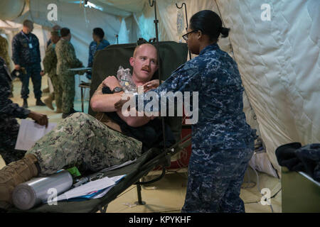 Le personnel médical de la marine, tant le service actif et les réservistes de diverses bases, ont participé à l'établissement médical à bord Formation expéditionnaire Camp Pendleton, en Californie, du 11 au 15 décembre 2017. L'établissement de formation, construit des tentes, inclus un hôpital de campagne de 50 lits avec une unité de soins intensifs, l'exploitation des capacités de la chambre et des soins ambulatoires. Les participants ont couru par le biais de scénarios et pratiqué le traité 'victimes' dans un environnement de combat simulé. (U. S. Marine Corps Banque D'Images