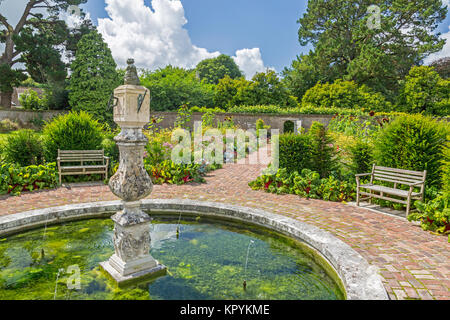 Le jardin clos replanté récemment restauré et frontières fontaine à Athelhampton House, Puddletown, Dorset, England, UK Banque D'Images