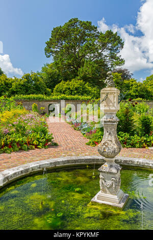 Le jardin clos replanté récemment restauré et frontières fontaine à Athelhampton House, Puddletown, Dorset, England, UK Banque D'Images