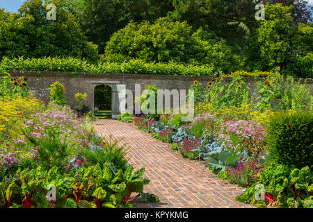 Le jardin clos récemment replanté frontières à Athelhampton House, Puddletown, Dorset, England, UK Banque D'Images