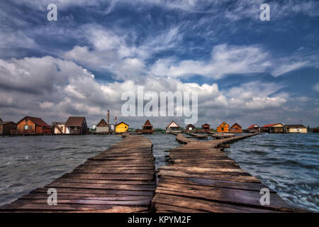 Bokod village flottant avec piers et cottages en bois, pêche au lac de Bokod, la Hongrie, l'Europe. Banque D'Images