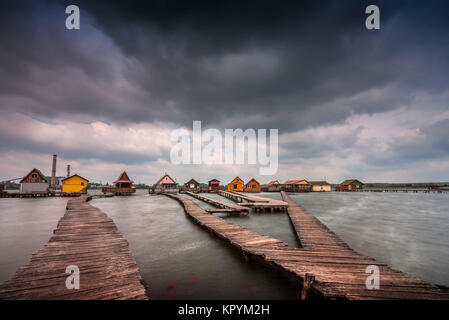 Bokod village flottant avec piers et cottages en bois, pêche au lac de Bokod, la Hongrie, l'Europe. Banque D'Images