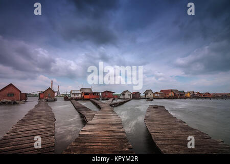 Bokod village flottant avec piers et cottages en bois, pêche au lac de Bokod, la Hongrie, l'Europe. Banque D'Images