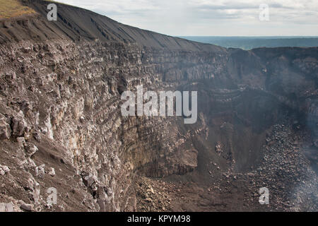 L'Amérique centrale, le Nicaragua. Parc National du Volcan massaya. Vue du cratère à la recherche vers le bas dans le Volcan Masaya active. Banque D'Images