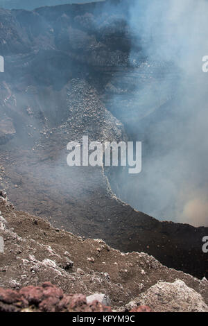 L'Amérique centrale, le Nicaragua. Parc National du Volcan massaya. Vue du cratère à la recherche vers le bas dans le Volcan Masaya active. Banque D'Images