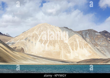 Les bâtiments militaires sur les rives du magnifique lac Pangong Tso dans le paysage surréaliste au Ladakh, Himalaya indien, le Jammu-et-Cachemire, en Inde. Banque D'Images