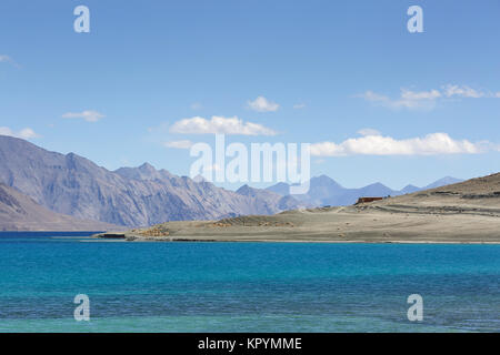 Belles eaux turquoises du lac Pangong Tso, le Ladakh, le Jammu-et-Cachemire, en Inde. Banque D'Images