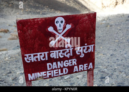 Attention, danger signe rouge zone de mines, dans le paysage désertique n la zone contestée de la frontière sino-indienne, le Ladakh, le Jammu-et-Cachemire, en Inde. Banque D'Images