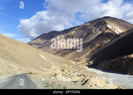 Route de Pangong Tso à la vallée de Nubra via fleuves Shyok River, le Ladakh, le Jammu-et-Cachemire, en Inde. Banque D'Images