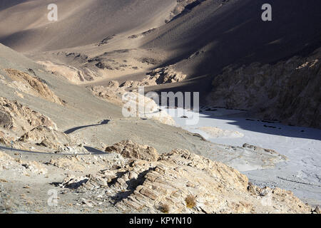 Route de Pangong Tso à la vallée de Nubra via fleuves Shyok River, le Ladakh, le Jammu-et-Cachemire, en Inde. Banque D'Images