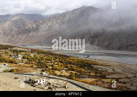 Village par le fleuves Shyok River sur la route de Pangong Tso à Ladakh, Nubra, Jammu-et-Cachemire, en Inde. Banque D'Images