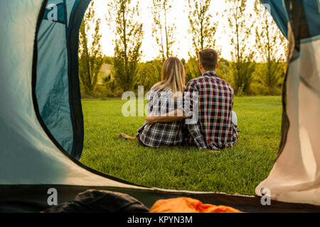 Vue d'un heureux couple camping à la nature Banque D'Images