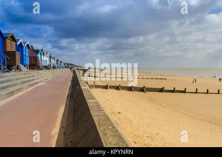 Cabines de plage le long du front de mer de Frinton and on Sea Essex UK Banque D'Images