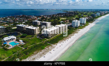 Une vue aérienne de Longboat Key Beach dans le comté de Sarasota, en Floride. Banque D'Images