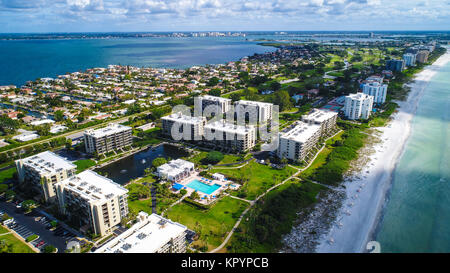 Une vue aérienne de Longboat Key Beach dans le comté de Sarasota, en Floride. Banque D'Images