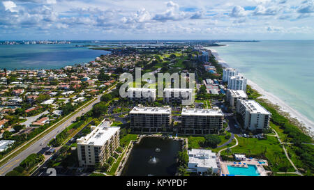 Une vue aérienne de Longboat Key Beach dans le comté de Sarasota, en Floride. Banque D'Images